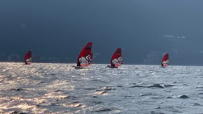 Vento Pelèr e Ora sul Lago di Garda - condizioni perfette per windsurf a Campione del Garda