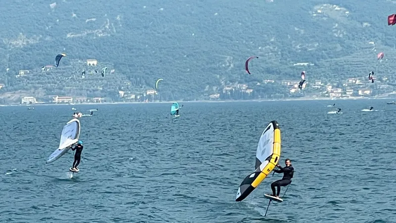 Wingfoil in azione a Campione del Garda sul Lago di Garda