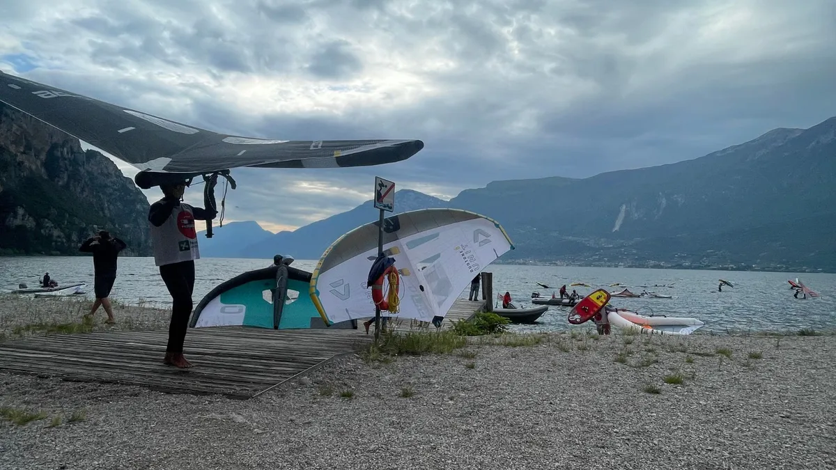 Wingfoil sul Lago di Garda a Campione - nuovo sport acquatico con foil e ala gonfiabile